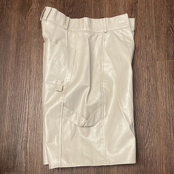 Wnderkammer Eco Leather Half Trouser In Light Gray, Plain Pattern - Picture 12 of 13